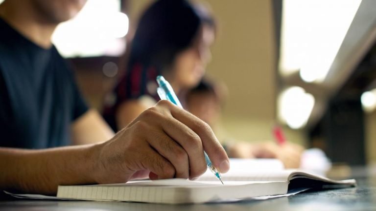 estudante-estudar-escrever-redacao-grupo-de-estudos-educacao-universidade-1490799732446_v2_900x506