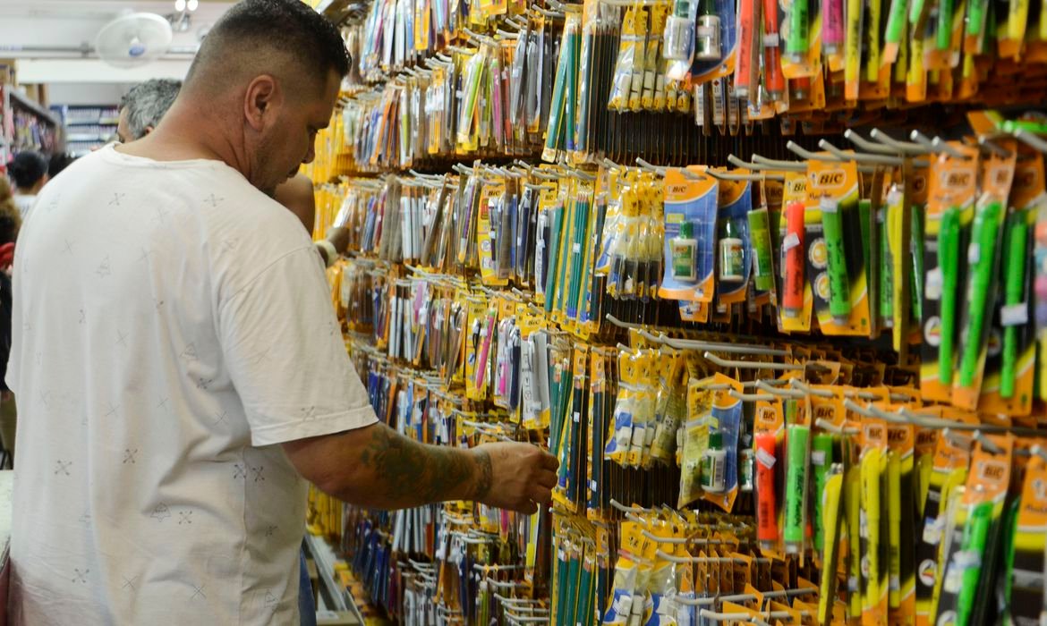 Coordenadora do Procon da Facape dá dicas para evitar armadilhas das listas de material escolar