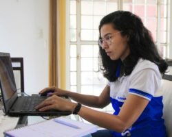 Aluna assistindo aula remota