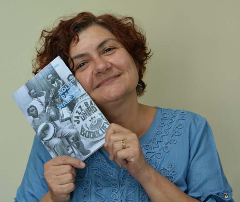 Cida Pedrosa, poeta e escritora de Bodocó, ganhou o Prêmio Jabuti, o maior prêmio de literatura do ano nas categorias Livro do Ano e Poesia - Foto_(Divulgação)