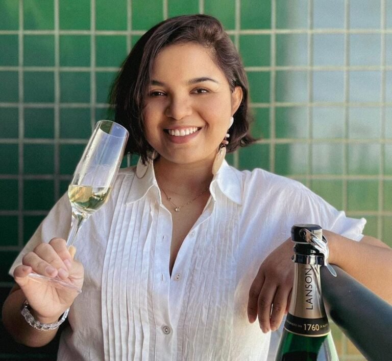 Paula Theotonio é jornalista, sommelier e apaixonada por vinhos e espumantes foto redes sociais