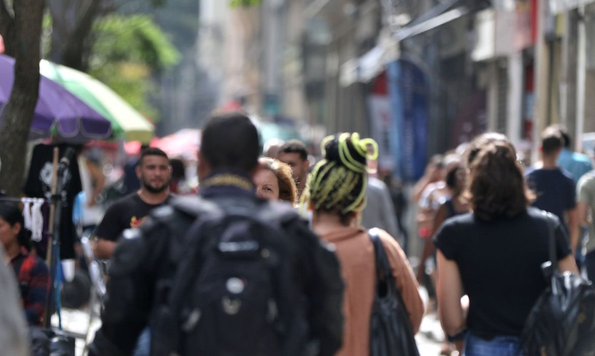 Casos de Síndrome Respiratória Aguda Grave tem crescimento  em todas as faixas etárias, com maior destaque na população adulta