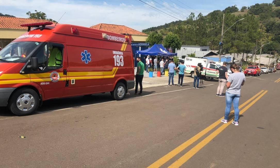 Tragédia de Blumenau: Crianças são enterradas na manhã desta quinta-feira (6)