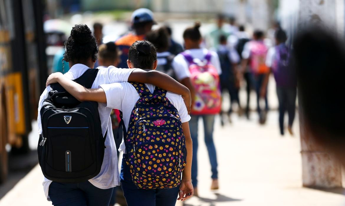 Pesquisador defende ações emergenciais para conter violência nas escolas