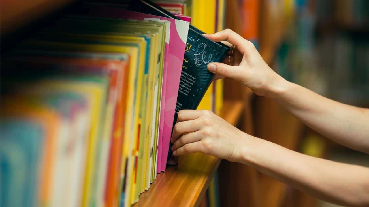pessoa-pegando-livro