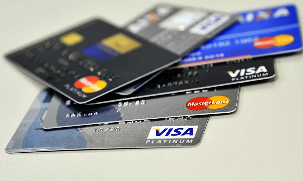Nova lei limita juros do rotativo do cartão de crédito a 100% do valor devido