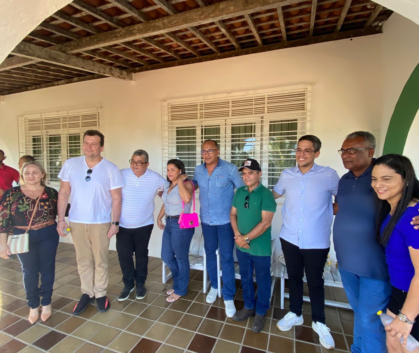 Ao lado de Waldemar e Jarbas Filho, Juarez da Banana abre as porteiras da fazenda para o povo de Machados