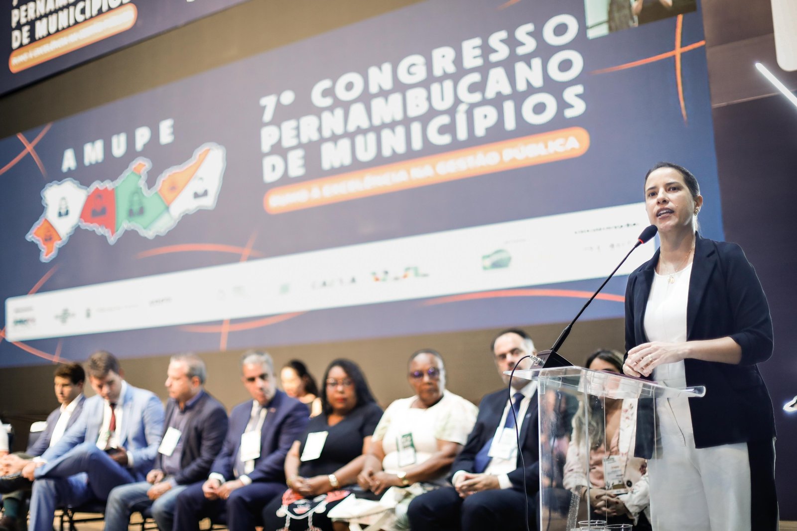 Governadora Raquel Lyra anuncia cofinanciamento para educação nas cidades pernambucanas no 7° Congresso da Amupe