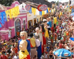Desfile-de-bonecos-no-Carnaval-de-Olinda-Foto-da-Prefeitura-de-Olinda-em-Wikimedia-BLOG-LUGARES-DE-MEMORIA.jpg