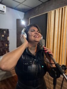 “Esse projeto é uma homenagem à mulher do sertão, à nossa música e às histórias que carregamos no peito. Gravar ao vivo no São João de Petrolina é mais do que especial — é um encontro entre arte, afeto, grandeza, sonho e realização”, afirma Ana.