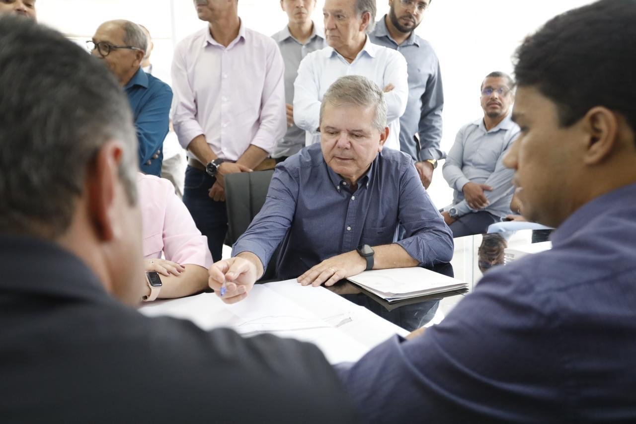 Em Caruaru, governador em exercício Ricardo Paes Barreto autoriza obras de pavimentação de ruas e conhece projeto de modernização do aeroporto