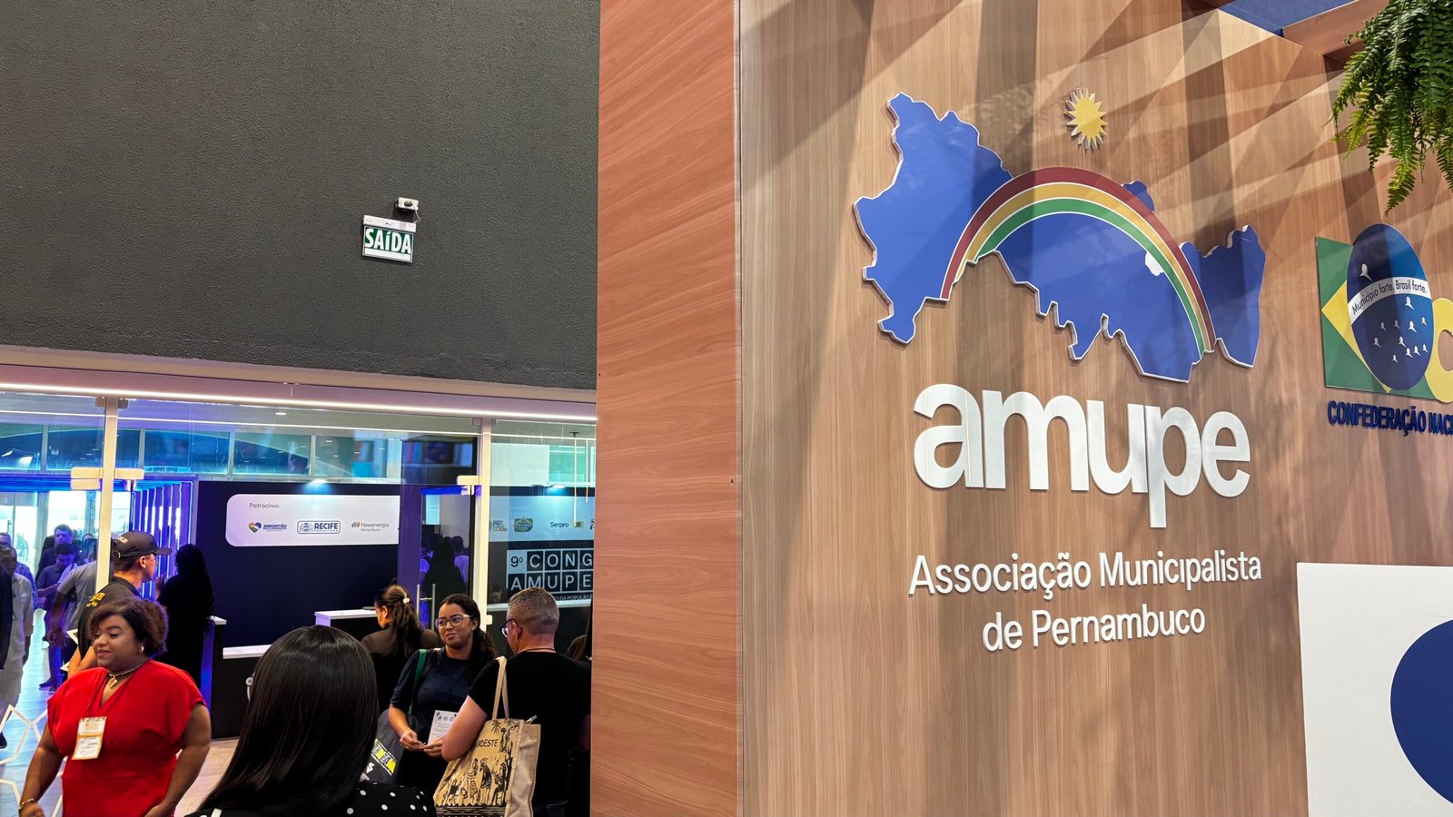 AMUPE: O Palco das Presenças Estratégicas e o Barulho das Ausências